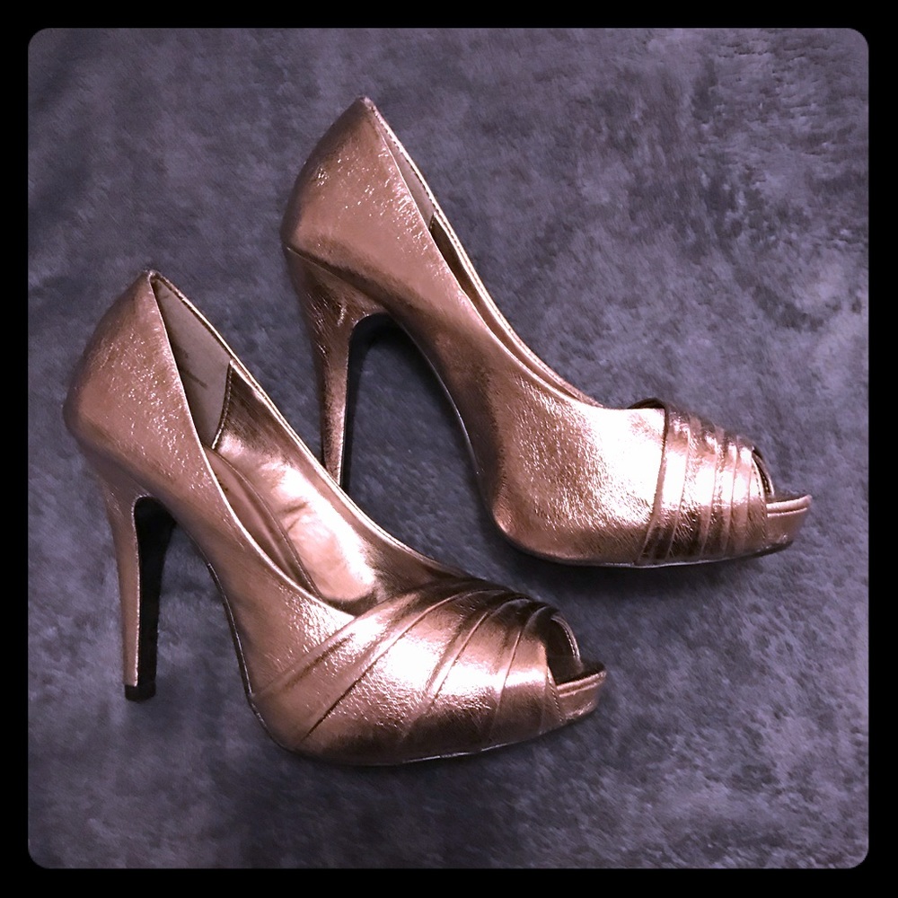 Metallic Peep-toe Pumps.